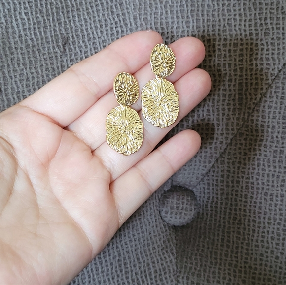 Atterri🛬 Texured Gold💛 Plated Earrings - Picture 2 of 14